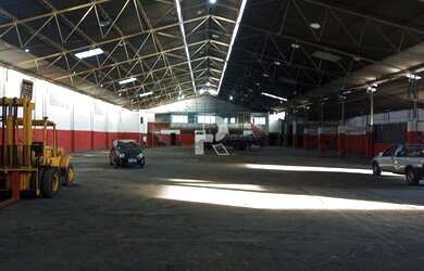 Imagem: O depósito possui 5 Vagas na garagem, 2.700m² de Área e