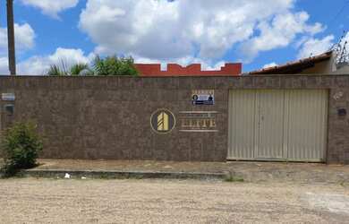 Imagem: A casa possui 3 Dormitórios, 2 Banheiros, 2 Vagas na garagem