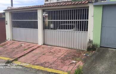 Imagem: A casa possui 4 Dormitórios, 4 Banheiros, 2 Vagas na garagem