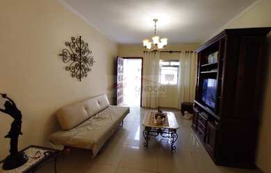 Imagem: A casa possui 2 Dormitórios, 2 Banheiros, 1 Vaga na garagem