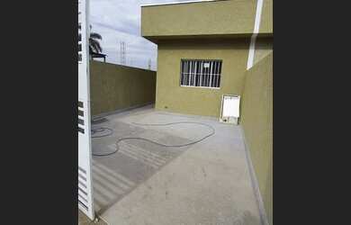 Imagem: A casa possui 2 Dormitórios, 2 Banheiros, 2 Vagas na garagem