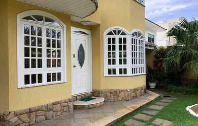 Imagem: A casa em condomínio possui 4 Dormitórios, 5 Banheiros, 4