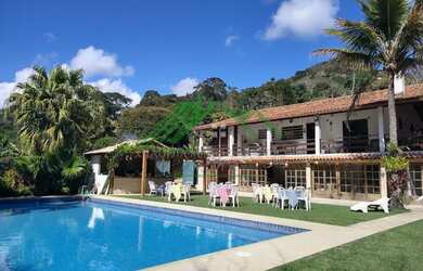 Imagem: A casa possui 4 Dormitórios, 2 Banheiros, 2 Vagas na garagem