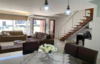 Imagem: A casa possui 3 Dormitórios, 4 Banheiros, 2 Vagas na garagem