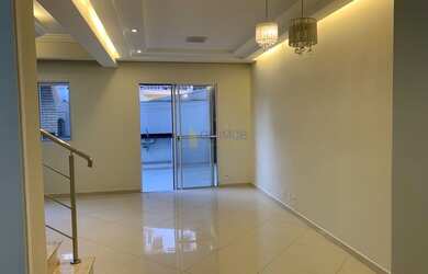 Imagem: A casa possui 3 Dormitórios, 3 Banheiros, 2 Vagas na garagem