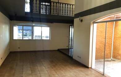 Imagem: A casa possui 4 Dormitórios, 1 Banheiro, 2 Vagas na garagem