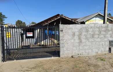 Imagem: A casa possui 2 Dormitórios, 1 Banheiro, 2 Vagas na garagem
