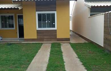 Imagem: A casa possui 3 Dormitórios, 2 Banheiros, 1 Vaga na garagem