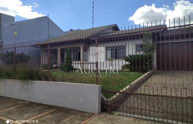 Imagem: A casa possui 3 Dormitórios, 2 Banheiros, 4 Vagas na garagem