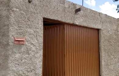 Imagem: A casa possui 3 Dormitórios, 1 Banheiro, 2 Vagas na garagem