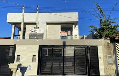 Imagem: A casa possui 4 Dormitórios, 1 Banheiro, 2 Vagas na garagem