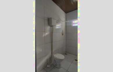 Imagem: A casa possui 3 Dormitórios, 1 Banheiro, 2 Vagas na garagem