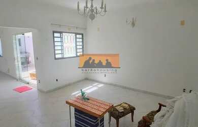 Imagem: A casa possui 4 Dormitórios, 5 Banheiros, 4 Vagas na garagem