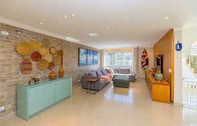 Imagem: A casa possui 3 Dormitórios, 4 Banheiros, 3 Vagas na garagem