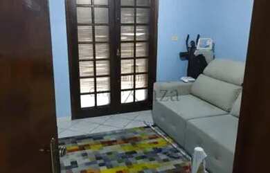 Imagem: A casa possui 3 Dormitórios, 4 Banheiros, 2 Vagas na garagem