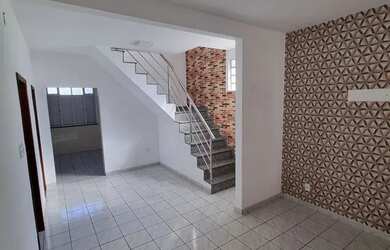 Imagem: A casa possui 4 Dormitórios, 2 Banheiros, 3 Vagas na garagem