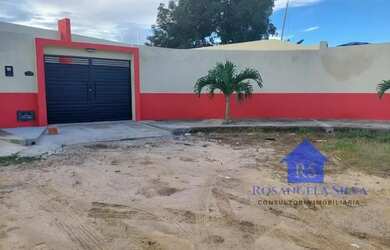 Imagem: A casa possui 3 Dormitórios, 2 Banheiros, 4 Vagas na garagem