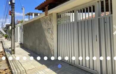 Imagem: A casa possui 3 Dormitórios, 1 Banheiro, 2 Vagas na garagem