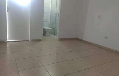 Imagem: A casa possui 1 Dormitório, 1 Banheiro, 1 Vaga na garagem