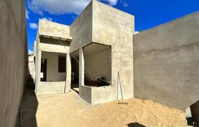 Imagem: A casa possui 3 Dormitórios, 2 Banheiros, 2 Vagas na garagem