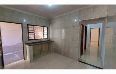 Imagem: A casa possui 2 Dormitórios, 1 Banheiro, 5 Vagas na garagem