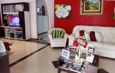 Imagem: A casa possui 4 Dormitórios, 5 Banheiros, 3 Vagas na garagem