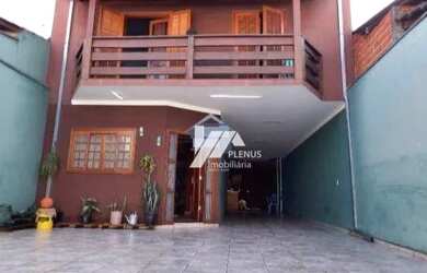 Imagem: A casa possui 3 Dormitórios, 2 Banheiros, 5 Vagas na garagem