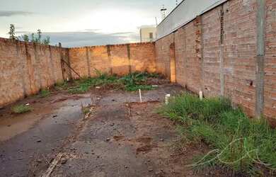 Imagem: O terreno possui 200m² de Área, Churrasqueira, Piscina e