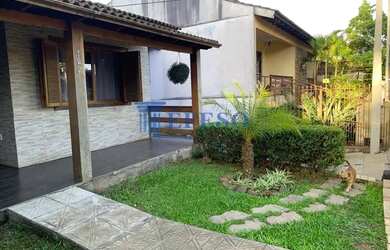 Imagem: A casa possui 3 Dormitórios, 2 Banheiros, 3 Vagas na garagem