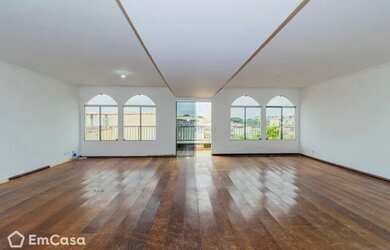 Imagem: A casa possui 4 Dormitórios, 3 Banheiros, 5 Vagas na garagem