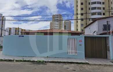 Imagem: A casa possui 3 Dormitórios, 1 Banheiro, 2 Vagas na garagem