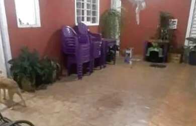 Imagem: A casa possui 3 Dormitórios, 2 Banheiros, 1 Vaga na garagem