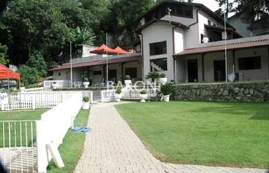 Imagem: A casa possui 2 Dormitórios, 4 Banheiros, 3 Vagas na garagem