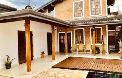 Imagem: A casa possui 2 Dormitórios, 1 Banheiro, 2 Vagas na garagem