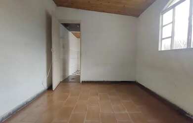 Imagem: A casa possui 1 Dormitório, 1 Banheiro, 1 Vaga na garagem e