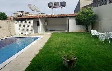 Imagem: A casa possui 3 Dormitórios, 3 Banheiros, 4 Vagas na garagem