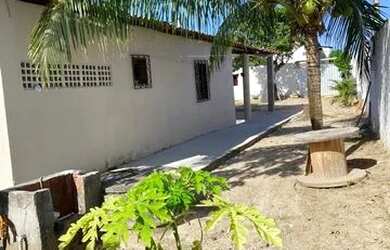 Imagem: A casa possui 3 Dormitórios, 2 Banheiros e 5 Vagas na garagem