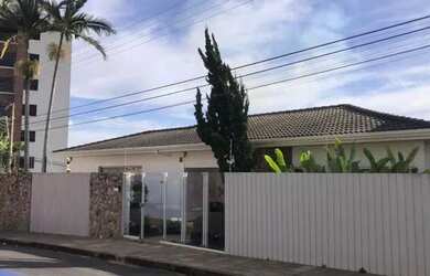 Imagem: A casa possui 5 Dormitórios, 2 Banheiros, 2 Vagas na garagem