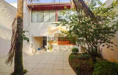 Imagem: A casa possui 3 Dormitórios, 4 Banheiros, 3 Vagas na garagem