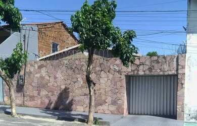 Imagem: A casa possui 4 Dormitórios, 1 Banheiro, 5 Vagas na garagem