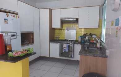 Imagem: A casa possui 4 Dormitórios, 5 Banheiros e 3 Vagas na garagem