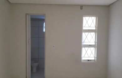 Imagem: A casa possui 1 Dormitório, 1 Banheiro, 1 Vaga na garagem