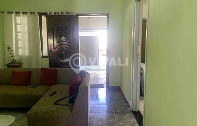 Imagem: A casa possui 2 Dormitórios, 2 Banheiros, 2 Vagas na garagem