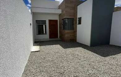 Imagem: A casa possui 3 Dormitórios, 1 Banheiro, 2 Vagas na garagem