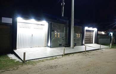 Imagem: A casa possui 4 Dormitórios, 4 Banheiros, 2 Vagas na garagem