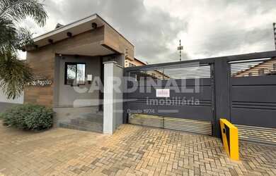 Imagem: A casa em condomínio possui 3 Dormitórios, 1 Banheiro, 2 Vagas