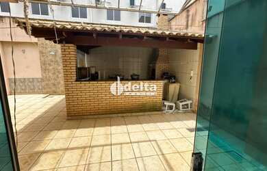 Imagem: A casa possui 3 Dormitórios, 4 Banheiros, 3 Vagas na garagem