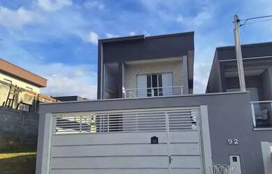 Imagem: A casa em condomínio possui 3 Dormitórios, 3 Banheiros, 2