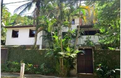 Imagem: A casa possui 5 Dormitórios, 5 Banheiros, 4 Vagas na garagem