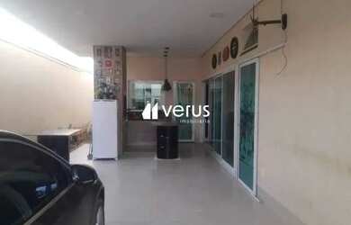 Imagem: A casa possui 3 Dormitórios, 4 Banheiros, 3 Vagas na garagem